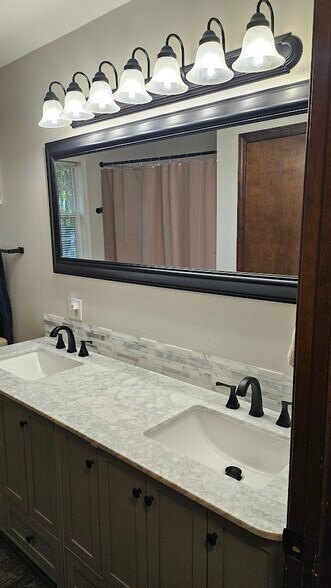 Building Photo - 2406 Roxbury Rd