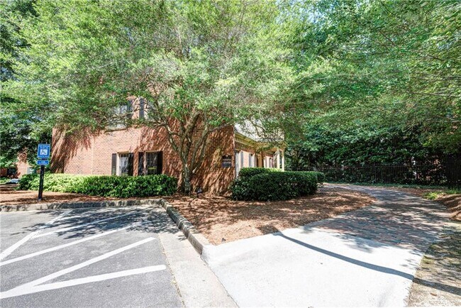 Building Photo - 25309 Plantation Dr NE