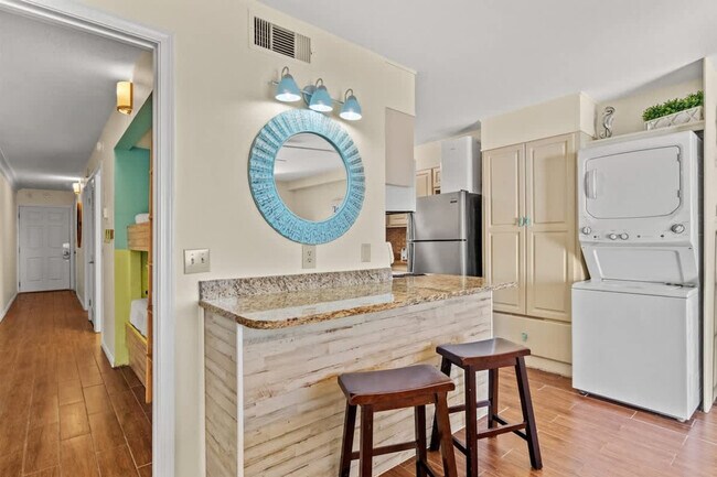 Building Photo - 8743 Thomas Dr