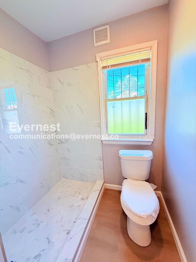 Building Photo - 2302 Hazelwood St