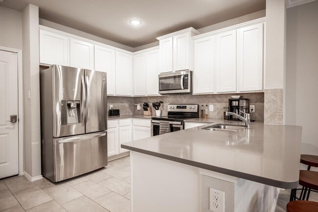 Building Photo - 2204 Greystone Dr