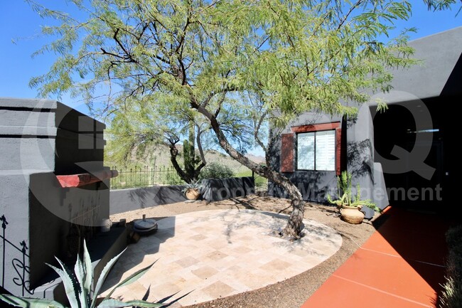 Building Photo - 6022 E Carriage Dr