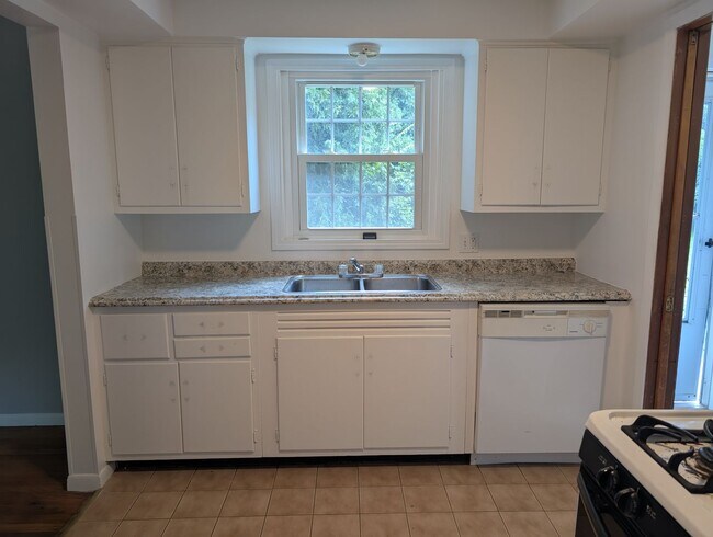 Building Photo - 8983 Highland Dr