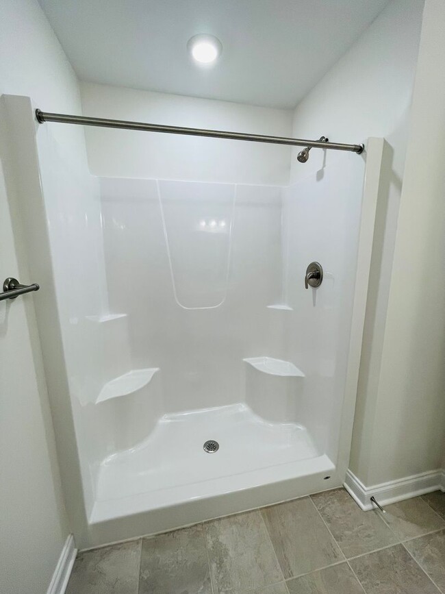 Building Photo - *LIKE NEW!* 3BR/2.5BA Townhouse in Crescen...