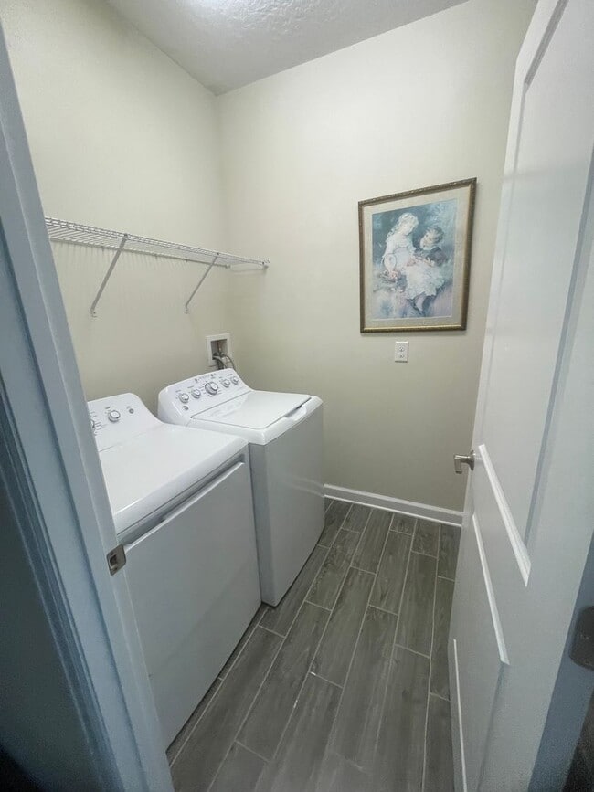 Building Photo - Beautiful, modern home for rent