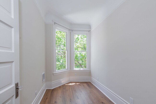 Building Photo - Fully Remodeled, Top Floor 3/2 Full Floor Flat W/ Bonus Room! In-Unit W/D!