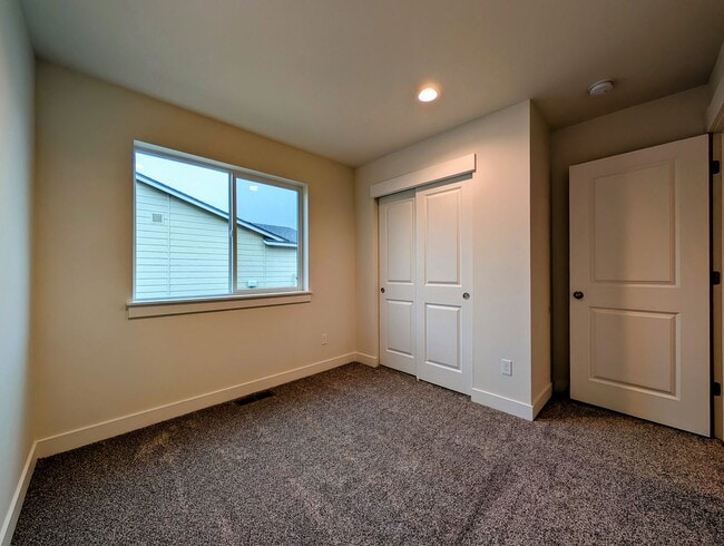 Building Photo - **New Construction** FOUR Bedroom House for Rent in Eastmont School District!