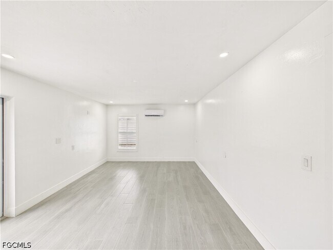 Building Photo - 567 13th St N