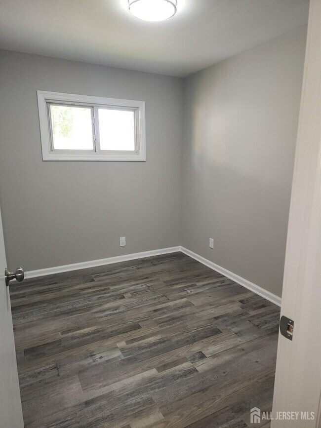Building Photo - 70 Schuyler Dr