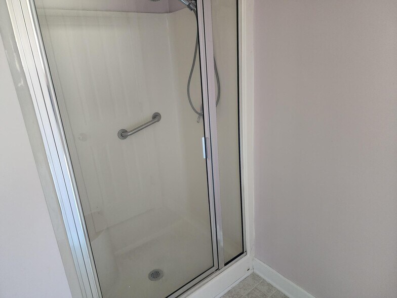 Building Photo - 176 Whispering Oaks Dr