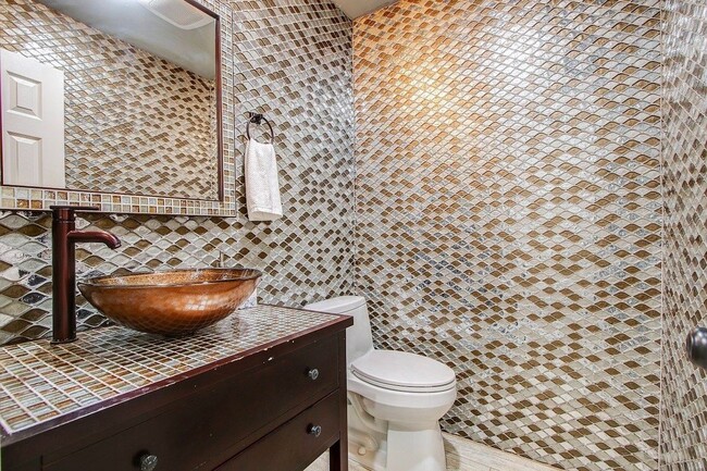 Building Photo - Gorgeous 5 BED + 3.5 Ba in Main House, 1 + 1 in BSMT, 1 + 1 above garage  in the Heart of Downtow...