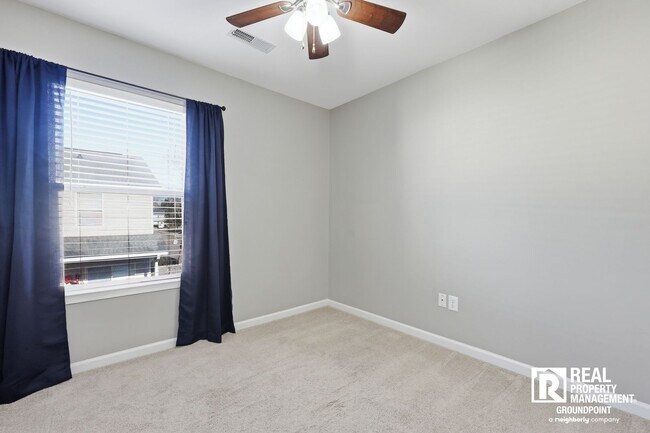 Building Photo - 3 Bedroom End Unit Townhome Near Dorchester and Ladson Road