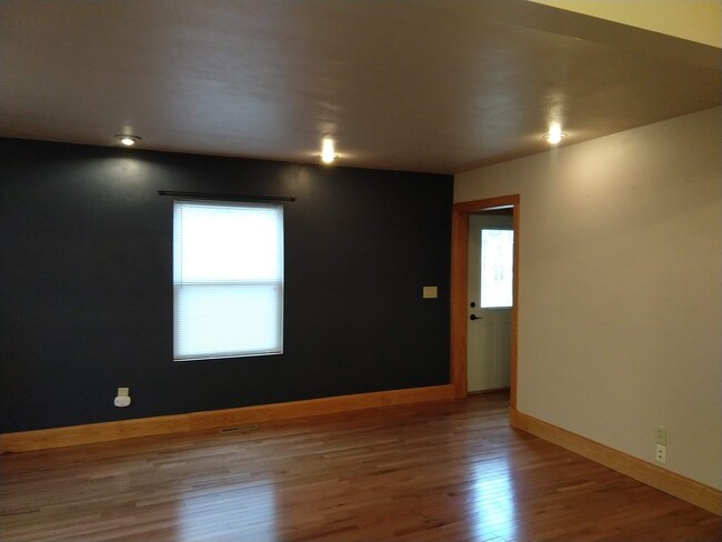 Open Concept Livingroom - 1313 State St