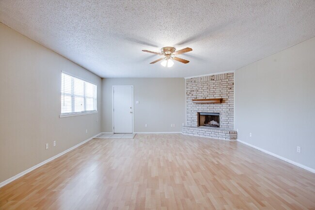 Building Photo - Cute 3/2/2 Recently Redone