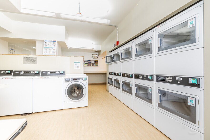 Building Photo - 230 E Ontario St