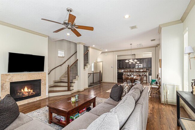 Building Photo - 1320 W 25th St