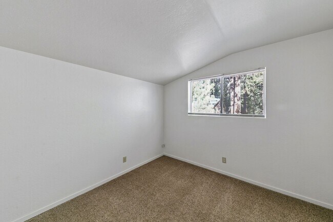 Building Photo - 993 Woodchuck Ct