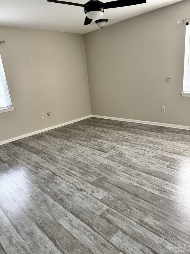 Building Photo - 117 S Sunset Blvd