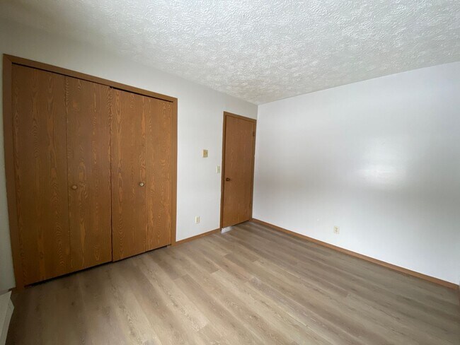 Building Photo - 208 S Spring St