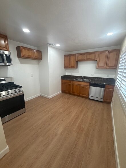 Building Photo - 1046 N Vista Ave