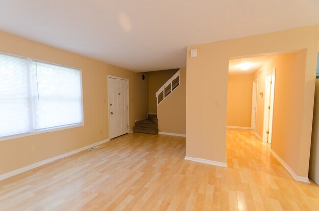 Building Photo - 4 bedroom, 2.5 bath: Available August 2026