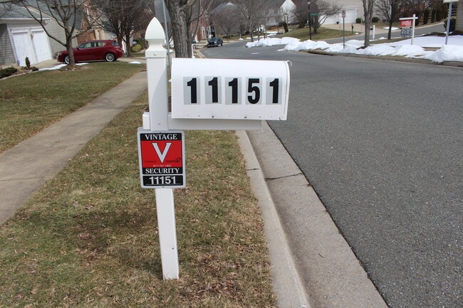 Building Photo - "COMING SOON" Spacious 4 + 2.5 SFH + Renov...