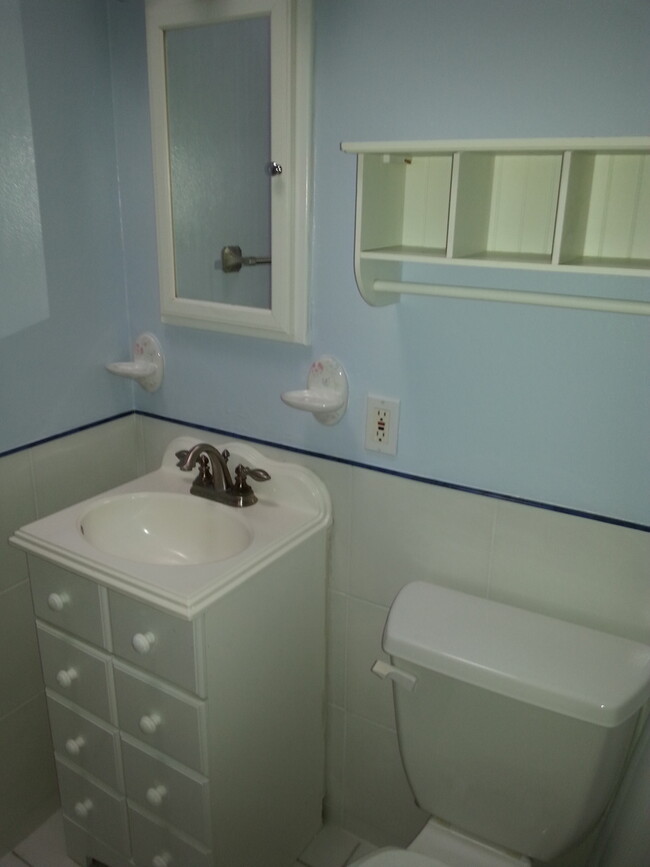 Building Photo - 3Bed/2Bath House w/1-Car Garage, Great Yar...