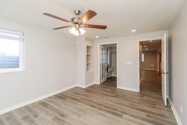 Building Photo - 5060 S Vista Dr