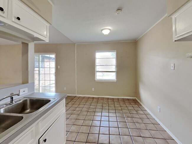 Building Photo - 758 E Princeton Ln