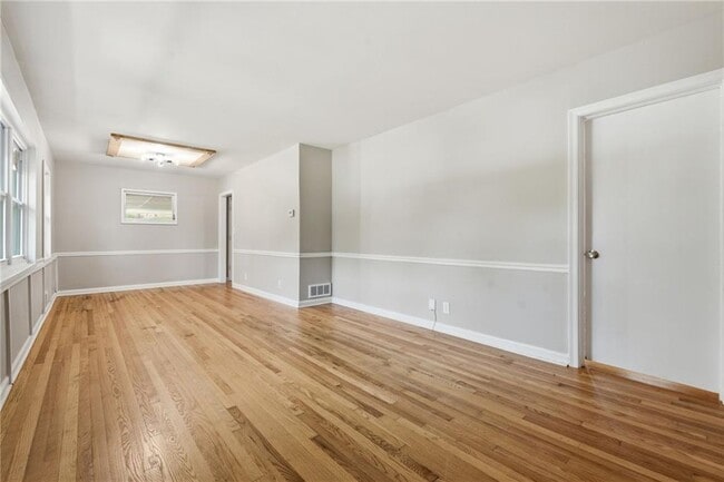 Building Photo - 2140 Oakawana Rd NE