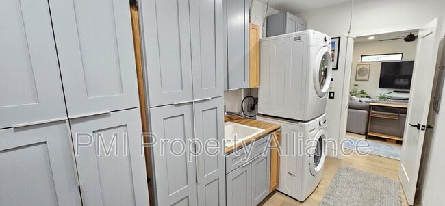 Building Photo - 2319 Drake Dr