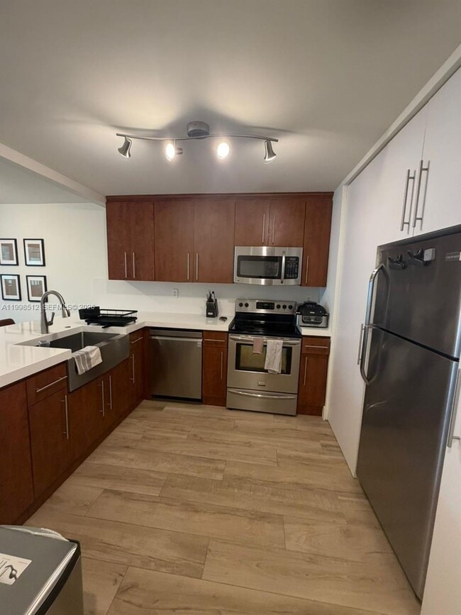 Building Photo - 1925 Brickell Ave