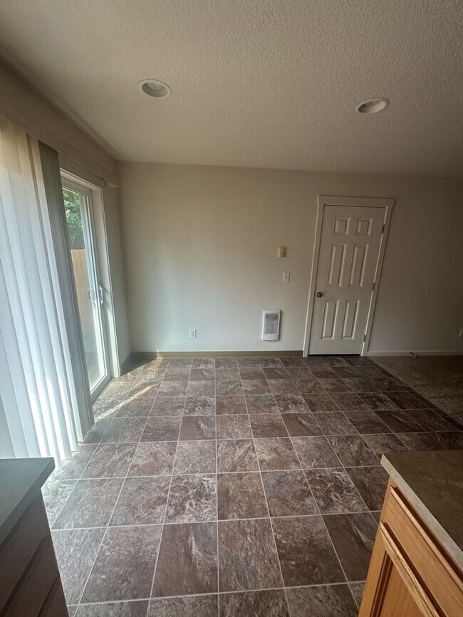 Building Photo - Three Bedroom Ranch in Orchards!