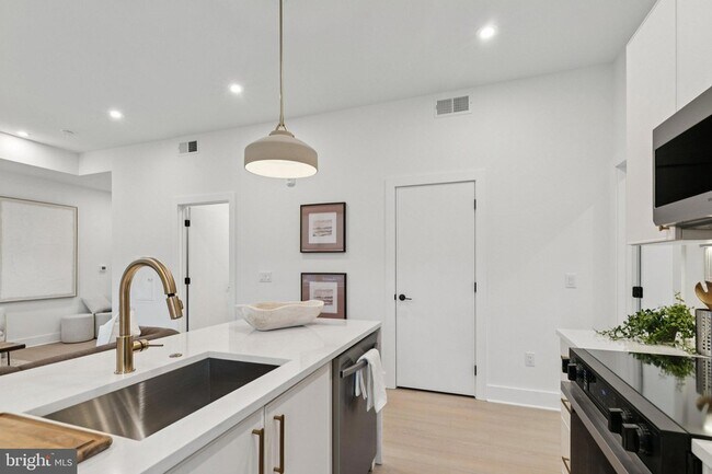 Building Photo - 30 W Allens Ln