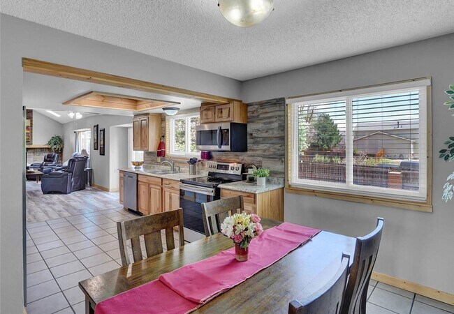 Building Photo - 4 Bed 4 Bath Home in District 20!!!