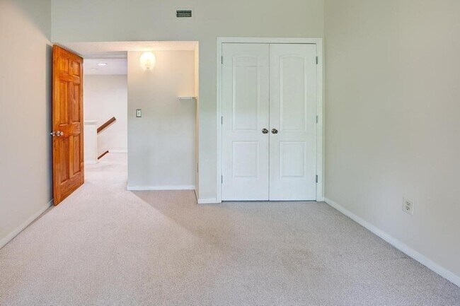Building Photo - 559 Great Elm Way