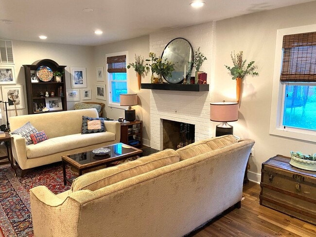 Building Photo - Beautifully remodeled 5 bed / 3 bath on pr...