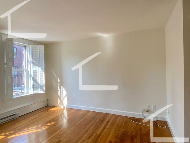 Building Photo - Spacious One Bed Right In Kenmore
