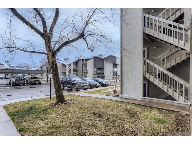 Building Photo - 1 Bedroom Condo with In-Unit Laundry and Private Patio