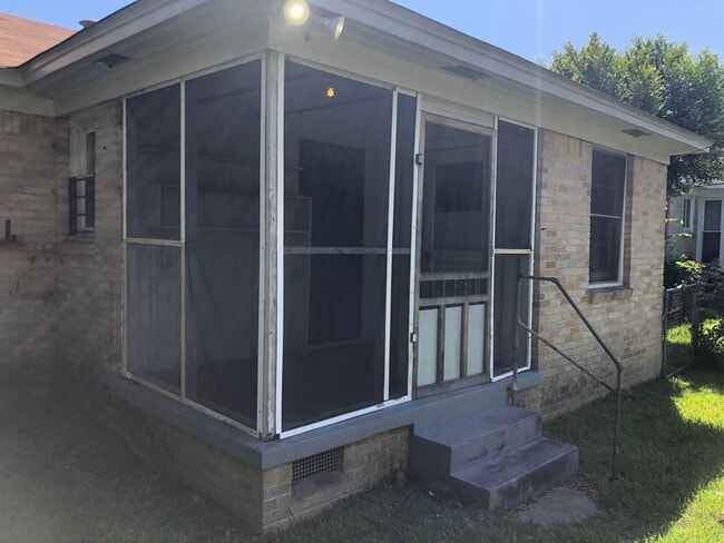 Building Photo - 1914 S Van Buren St