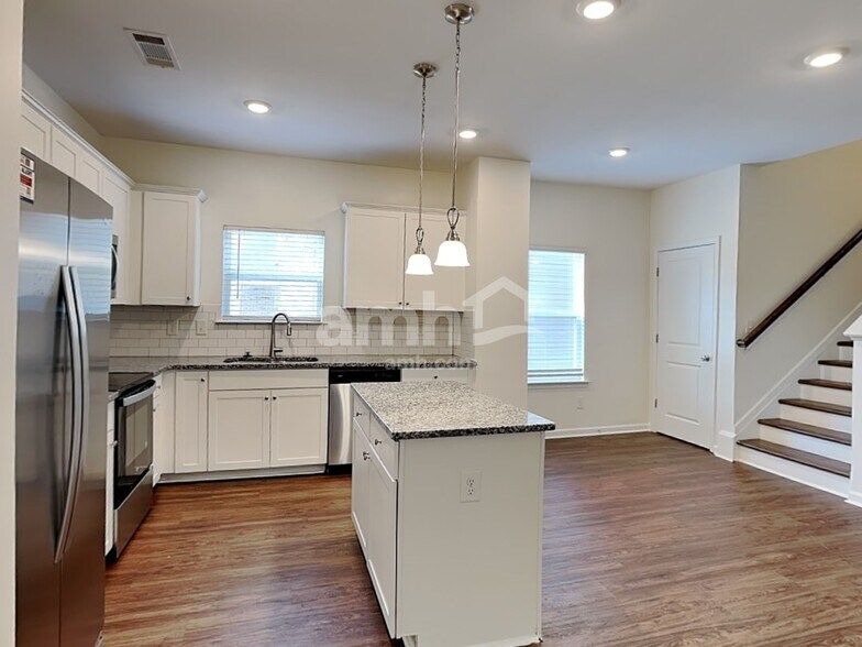 Building Photo - 168 Landsdown Xing