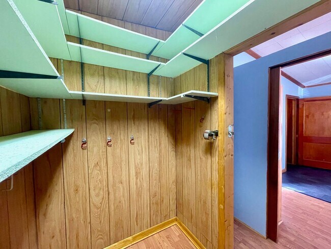 Building Photo - Very Unique 5 Bedroom Home on Large Lot