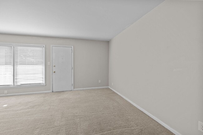 Building Photo - *MOVE IN READY* 3 Bed, 2 Bath Condo, Close to Uptown!!!