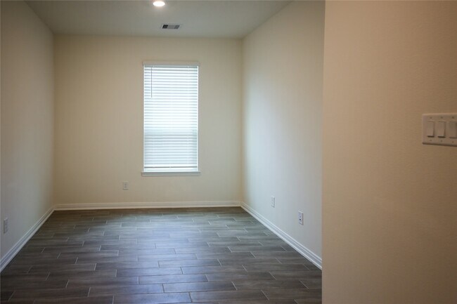 Building Photo - 27638 Mesabe Dr