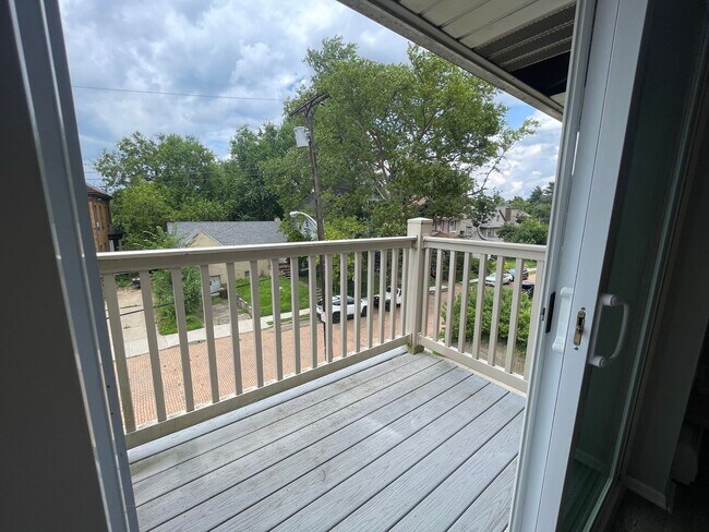 Building Photo - Renovated 2 Bedroom in Bellevue with Priva...