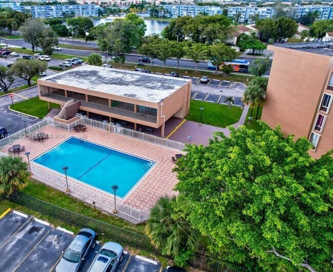 Building Photo - 9120 Fontainebleau Blvd