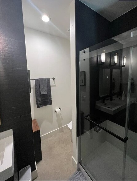 Primary Bath - 3003 Birdwood Cir