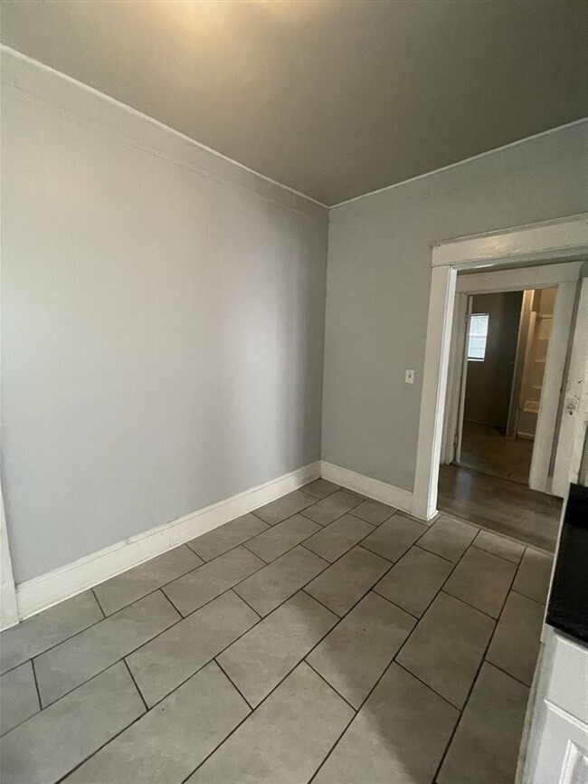 Building Photo - 2 br 1 bath duplex unit for lease | Shreve...