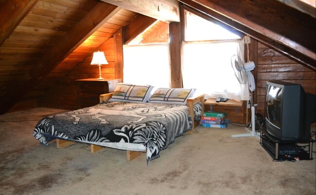Building Photo - 3BR + loft and 2Ba! w/private boat dock, a...