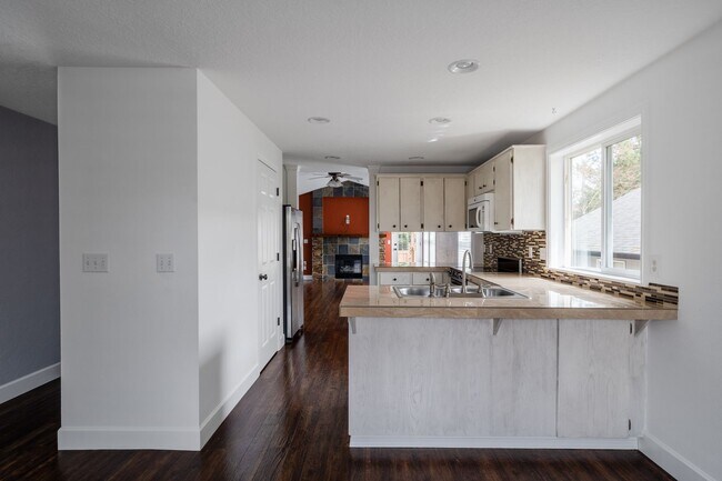 Building Photo - 14046 SE Summerfield Loop